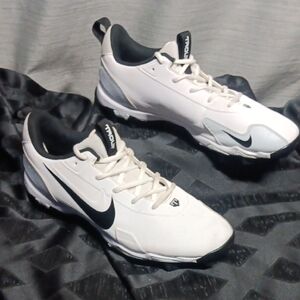 Nike Men's White and Black Athletic Sneakers